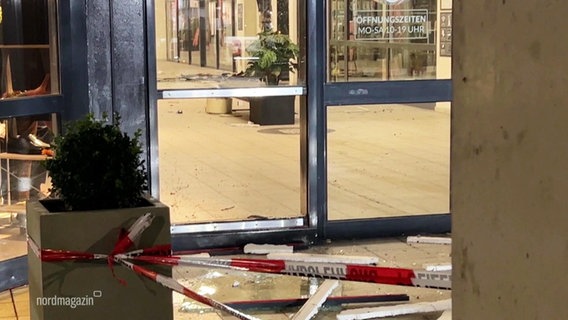 Der Eingang eines Einkaufscenters ist mit Polizeiabsperrband gesichtert. © Screenshot 