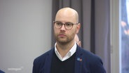 Philipp Schinschke ist der neue Geschäftsführer des Volksbunds Deutsche Kriegsgräberführsorge in Mecklenburg-Vorpommern. © Screenshot 