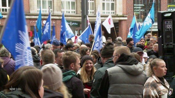 Polizisten und Polizistinnen protestieren für mehr Lohn in Hamburg. © Screenshot 