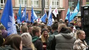 Polizisten und Polizistinnen protestieren für mehr Lohn in Hamburg. © Screenshot 