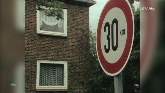 Ein Verkehrsschild zeigt eine Geschwindigkeitsbegrenzung von 30km/h an. © Screenshot 