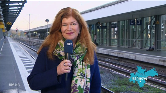 NDR-Reporterin Sophie Mühlmann berichtet live aus Hannover. © Screenshot 