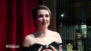 Sopranistin Małgorzata Rocławska gibt ein Interview. Sie singt die Titelrolle in Verdis Oper "La Traviata" am Landestheater in Flensburg. © Screenshot 