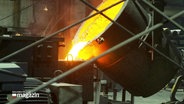 Bei der Gießerei Jürgensen in Sörup wird flüssiges Eisen aus einem Kübel gegossen. © Screenshot 