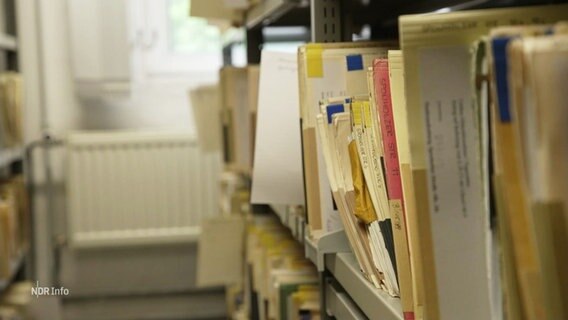 Nahaufnahme von Dokumenten die aus überfüllten Ordnern und Akten in einer Verwaltung gelagert werden. © Screenshot 