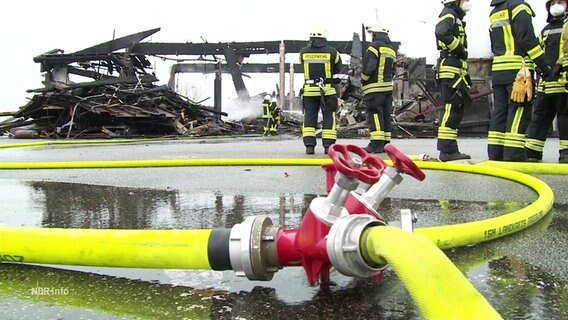 Brandruine mit Feuerwehrleuten. © Screenshot 