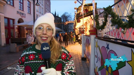 Reporterin Juliane Schultz berichtet vom Rostocker Weihnachtsmarkt. © Screenshot 