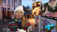 Reporterin Juliane Schultz berichtet vom Rostocker Weihnachtsmarkt. © Screenshot 