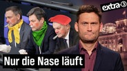 Die Ampel-Koalition in Person von Christian Lindner, Robert Habeck und Kanzler Olaf Scholz erkältet auf der Regierungsbank. Daneben Christian Ehring. (extra 3 vom 29.11.2023 im NDR Fernsehen) © NDR 