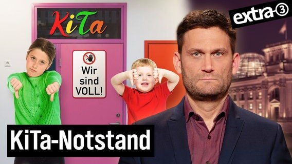 Kinder mit den Daumen nach unten zeigend vor einer verschlossenen KiTa. Daneben Christian Ehring. (extra 3 vom 06.12.2023 im NDR Fernsehen) © NDR 