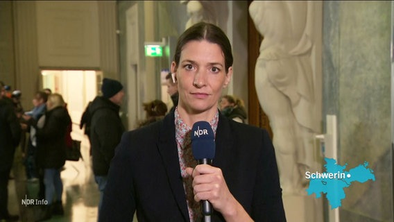 Martina Scheller berichtet live aus dem Gericht. © Screenshot 