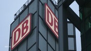 Das DB-Logo an der Firmenzentrale in Berlin © Screenshot 