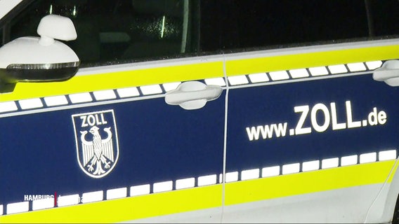 Schriftzug und Wappen "Zoll" auf einem Fahrzeug. © Screenshot 