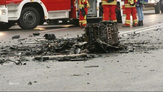 Zerstörter Motor liegt auf der Straße nach einem missglücktem Überholmaneuver. © Screenshot 