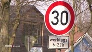 Ein Tempo 30-Schild, darunter das Schild: "Werktags 6-22h". © Screenshot 