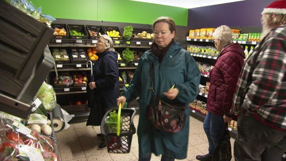 Menschen in einem Supermarkt. © Screenshot 