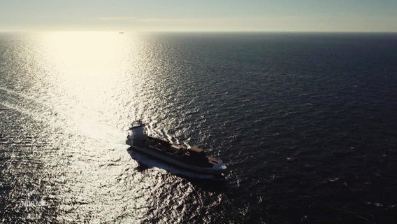 Ein Schiff auf hoher See aus der Luft betrachtet. © Screenshot 
