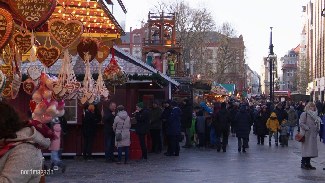 Rostocker Weihnachtsmarkt: Viele Besucher trotz Regen