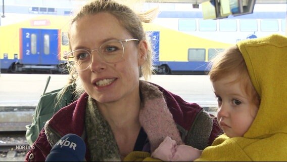 Mutter und Kind an einem Bahngleis. © Screenshot 