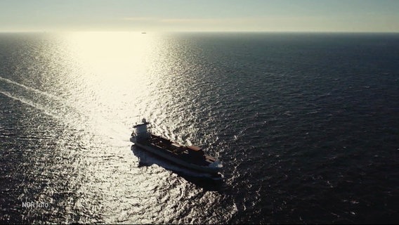 Ein Schiff aus der Vogelperspektive, das im offenen Meer schwimmt. © Screenshot 