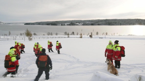 Bergretter in einer Schneelandschaft im Einsatz. © Screenshot 