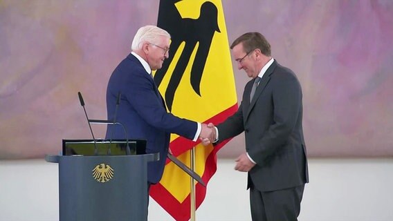 Frank-Walter Steinmeier gratuliert Boris Pistorius zu seinem Amt als Verteidigungsminister. © Screenshot 