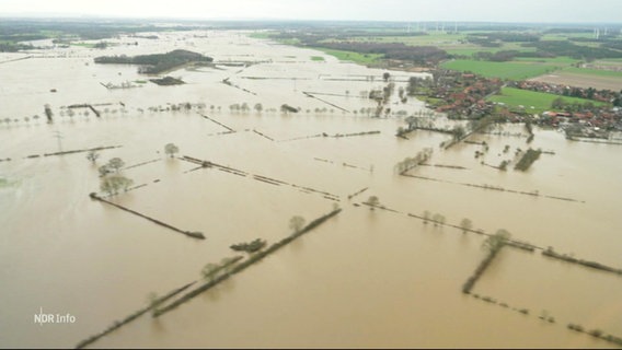 Hubschrauber-Aufnahme von den Überschwemmungen der Weser. © Screenshot 