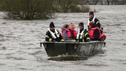Rettungskräfte in Niedersachsen fahren Betroffene des Hochwassers mit einem Boot ans Land. © Screenshot 
