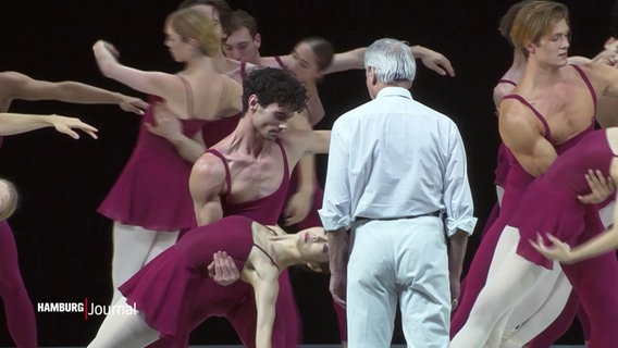 Tänzerinnen und Tänzer des Hamburger Balletts auf der Bühne. © Screenshot 