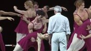 Tänzerinnen und Tänzer des Hamburger Balletts auf der Bühne. © Screenshot 