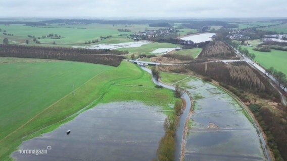 Überschwemmte Felder aus der Luft betrachtet. © Screenshot 