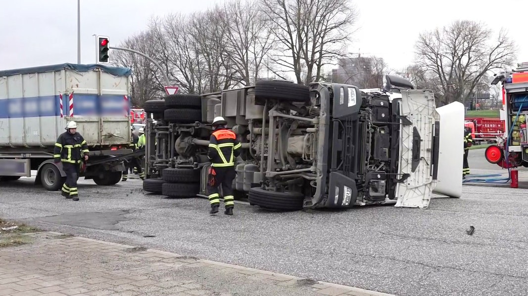 Ein umgekippter Lastwagen liegt auf der Veddel in Hamburg auf der Straße.