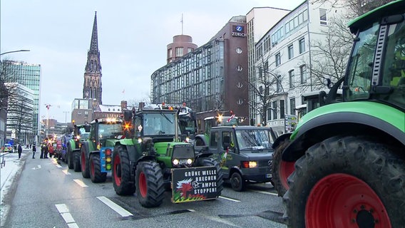 Traktoren stehen im Rahmen des Bauern-Protests auf der Willy-Brandt-Straße in Hamburg. © Screenshot 