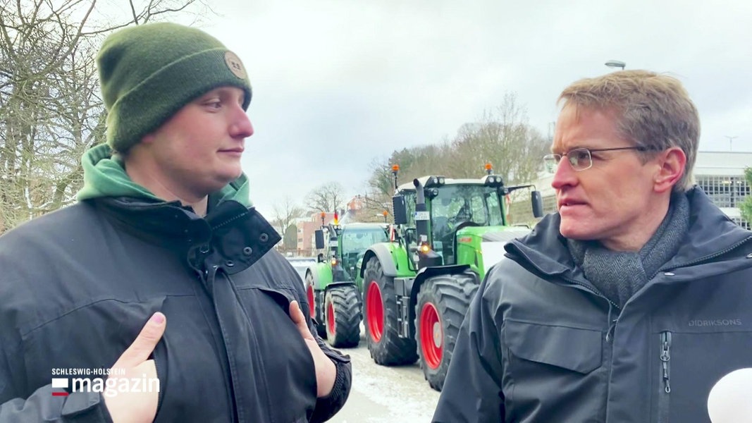 Ministerpräsident Daniel Günther von der CDU sucht das Gespräch mit einem demonstrierenden Landwirt.