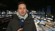 Der Reporter Simon Ritter berichtet vom Hamburger Hauptbahnhof. © Screenshot 