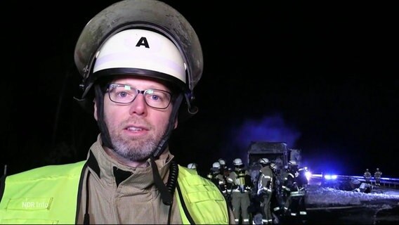 Ein Feuerwehrmann spricht in die Kamera. © Screenshot 