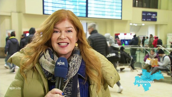 NDR-Reporterin Sophie Mühlmann am Hauptbahnhof Hannover. © Screenshot 