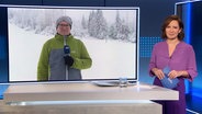 Moderatorin Romy Hiller spricht mit dem vom Sonnenberg im Harz zugeschalteten Reporter Jan Fragel. © Screenshot 