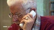 Der 86-Jährige Hans-Joachim Pyrkotsch telefoniert mit seinem Festnetz-Telefon. © Screenshot 