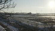 EIne landwirtschaftliche Fläche im Winter im fahlen Licht. © Screenshot 