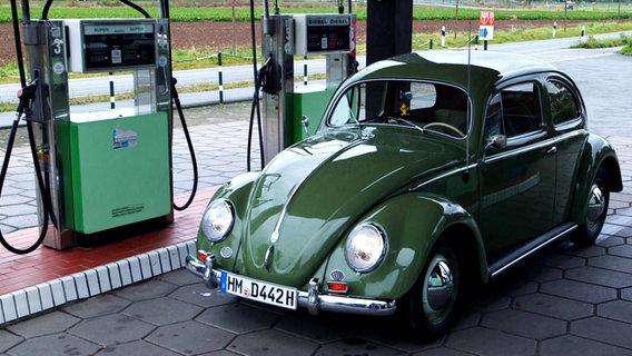 Ein alter VW-Käfer steht an einer Tankstelle. © Screenshot 