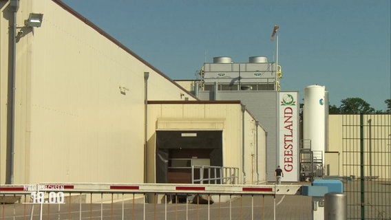 Die Fabrik der Firma Geestland von außen. © Screenshot 