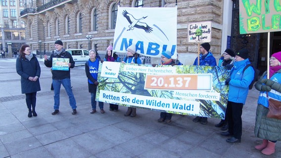 Umweltschützer des NABU Hamburg übergeben Unterschriften an eine Senatsvertreterin. © Screenshot 