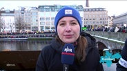 Reporterin Isabelle Vidos berichtet von einer Demo auf dem Hamburger Jungfernstieg. © Screenshot 