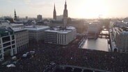 Luftaufnahmen von der Demonstration gegen Rechtsextremismus und rechte Netzwerke am Hamburger Jungfernstieg mit ca.50.000 Teilnehmenden. © Screenshot 