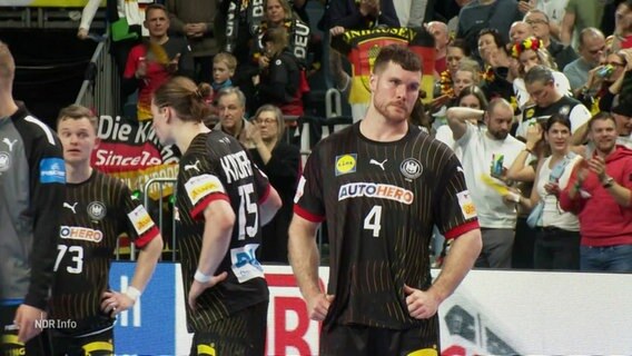 DHB-Handballer schauen mit ernster Miene. © Screenshot 