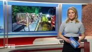 Kathrin Kampmann steht im Studio und moderiert Niedersachsen 18.00. © Screenshot 