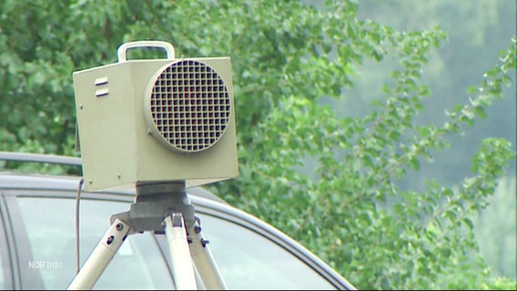Eine Radarkontrolle vor einem Auto im Freien. © Screenshot 