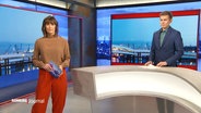 Theresa Pöhls und Carl-Georg Salzwedel moderieren das Hamburg Journal 18.00. © Screenshot 