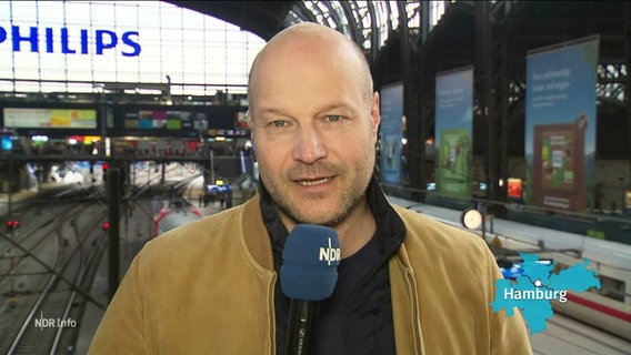 NDR-Reporter Philipp Abresch am Hamburger Hauptbahnhof © Screenshot 